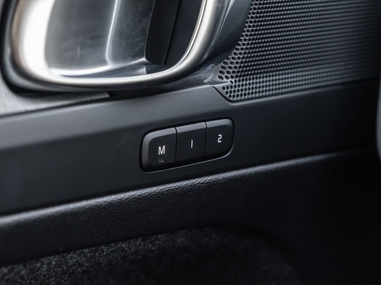 2025 Volvo XC40 Plus Dark Theme-17