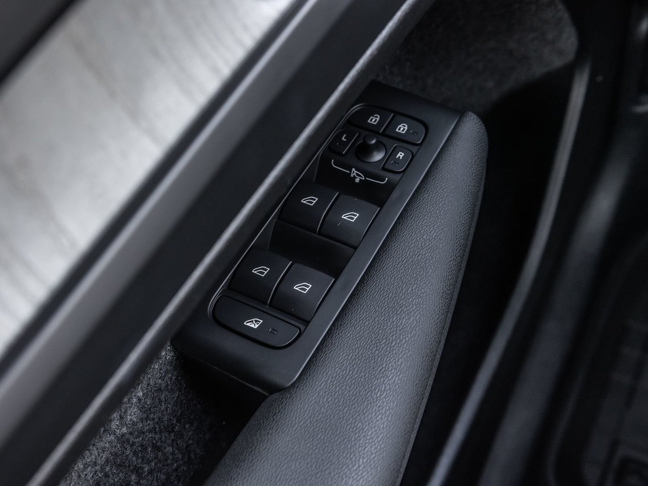 2025 Volvo XC40 Plus Dark Theme-16