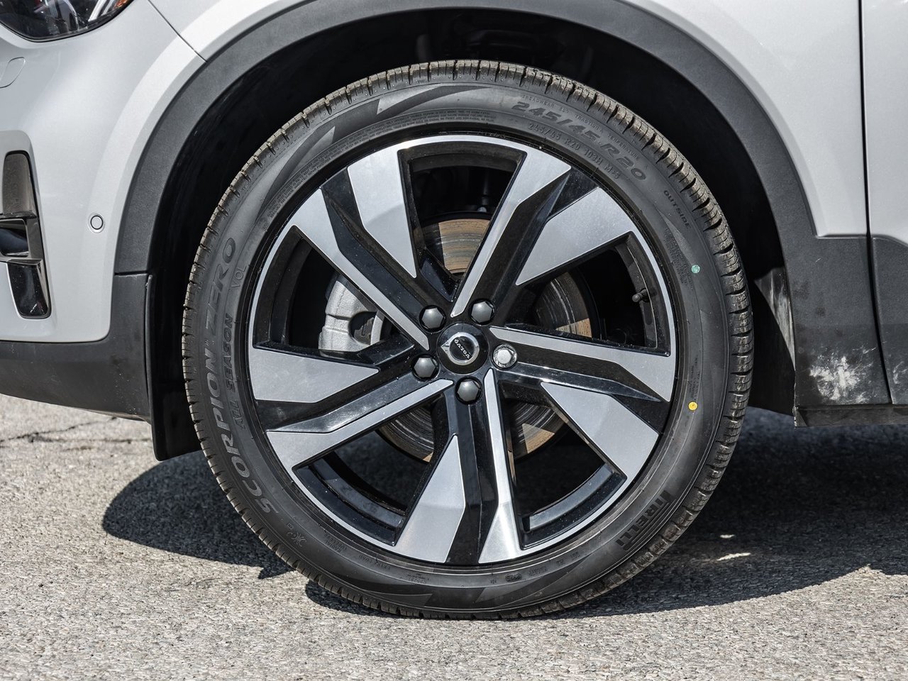 2025 Volvo XC40 Plus Dark Theme-3