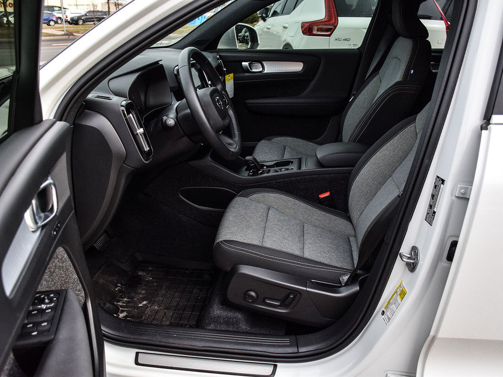 2025 Volvo XC40 Core Bright Theme-19