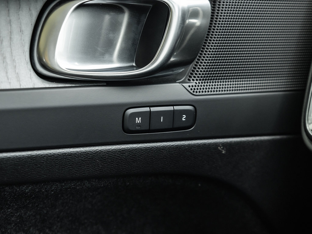 2025 Volvo XC40 Plus Dark Theme-13