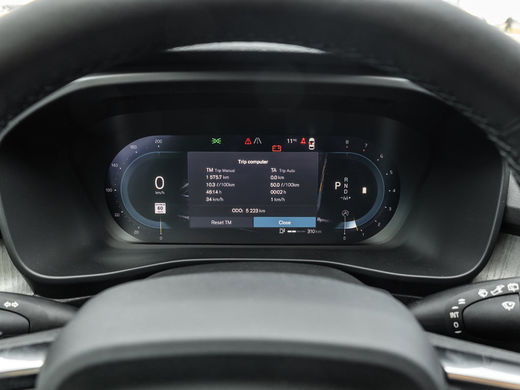 2025 Volvo XC40 Plus Dark Theme-9