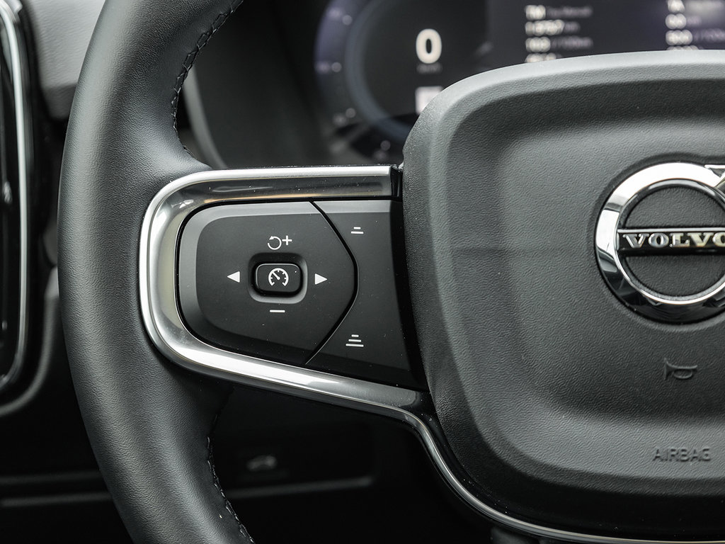 2025 Volvo XC40 Plus Dark Theme-8