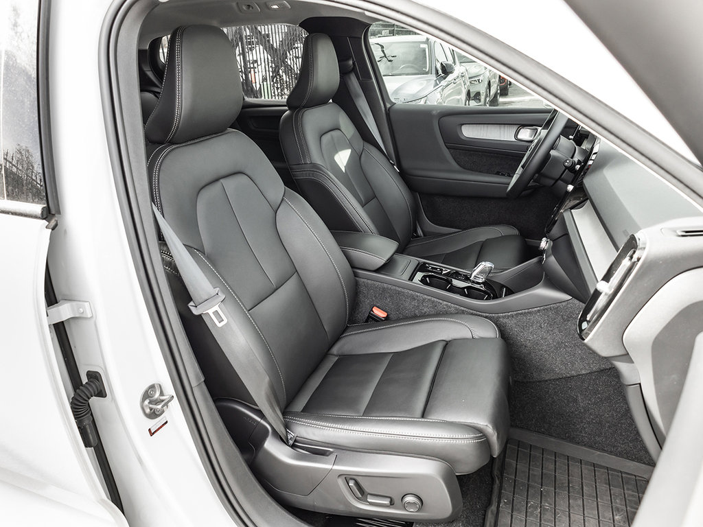 2025 Volvo XC40 Plus Dark Theme-20