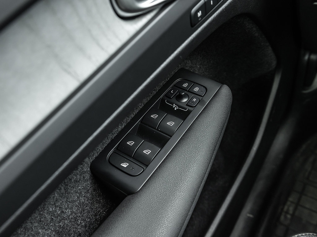 2025 Volvo XC40 Plus Dark Theme-12