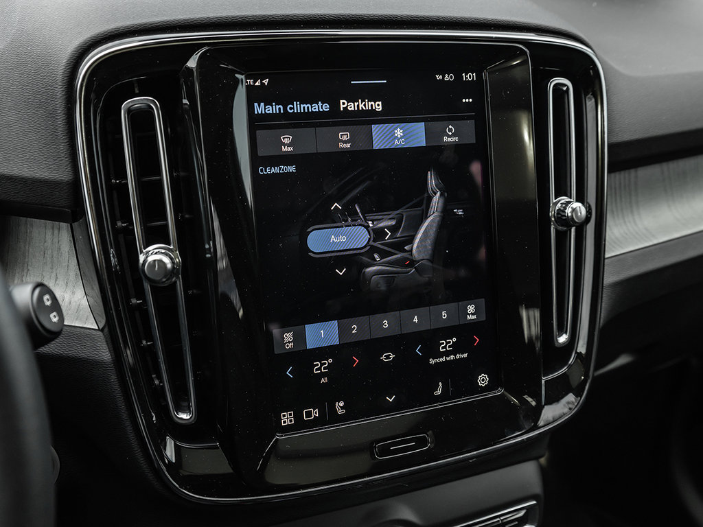 2025 Volvo XC40 Plus Dark Theme-16