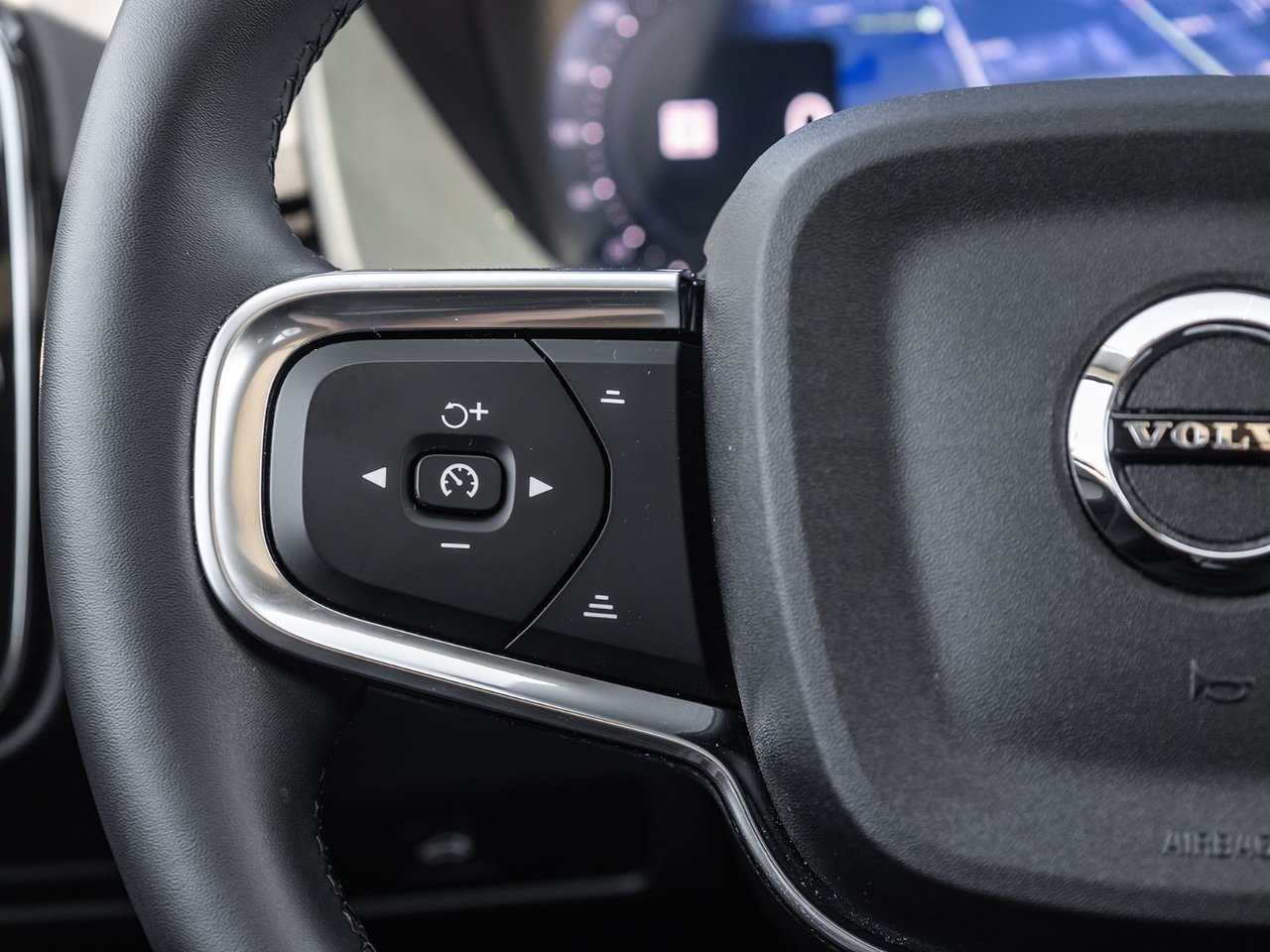 2025 Volvo XC40 Plus Dark Theme-10