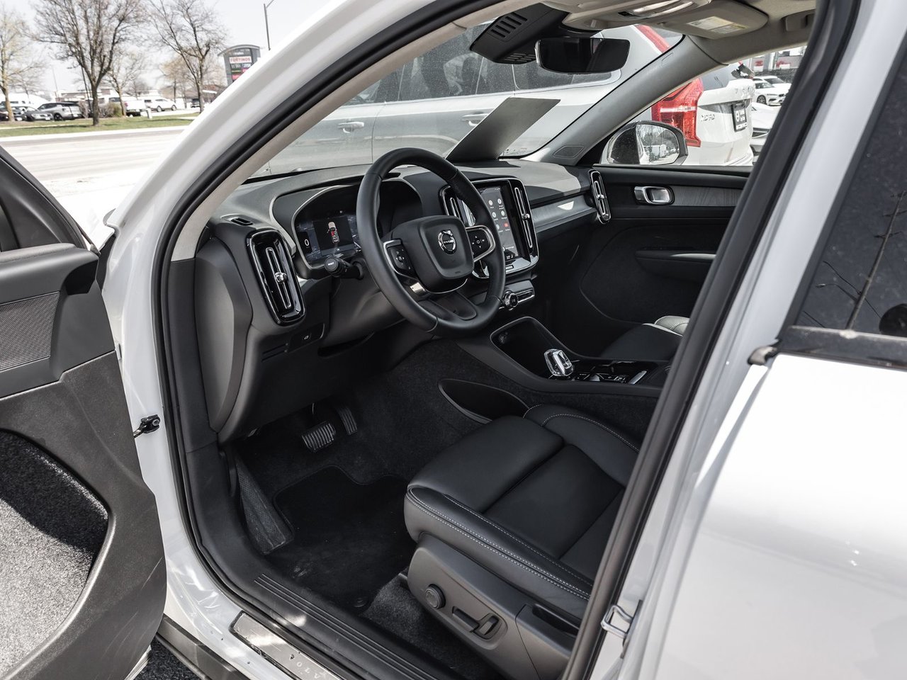 2025 Volvo XC40 Plus Dark Theme-8