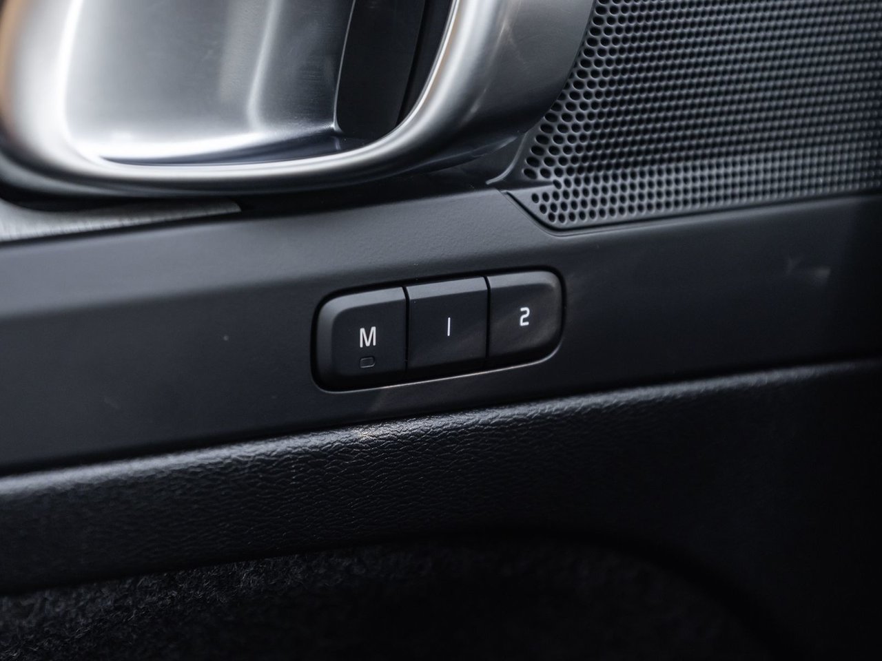 2025 Volvo XC40 Plus Dark Theme-16