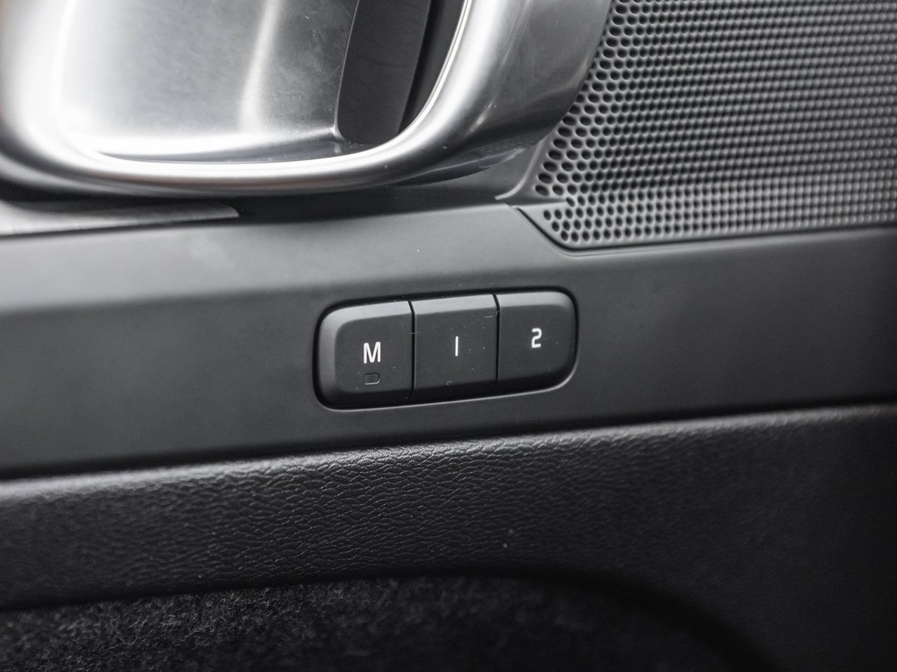 2025 Volvo XC40 Core Bright Theme-11