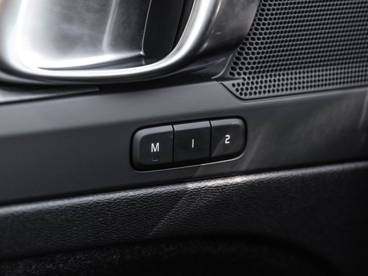 2026 Volvo XC40 Plus Dark Theme-15