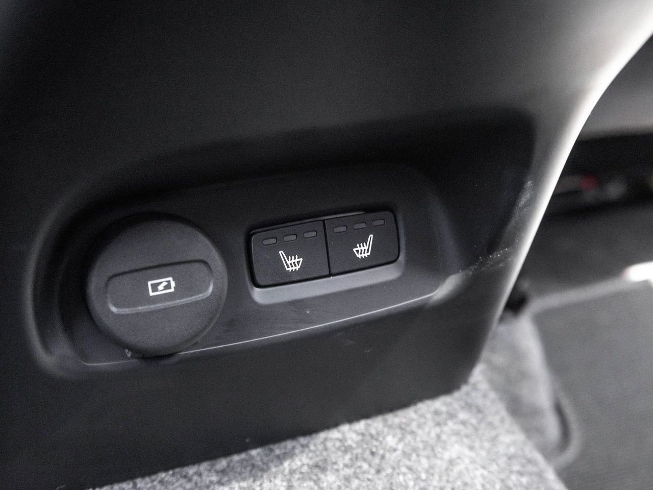 2026 Volvo XC40 Plus Dark Theme-24