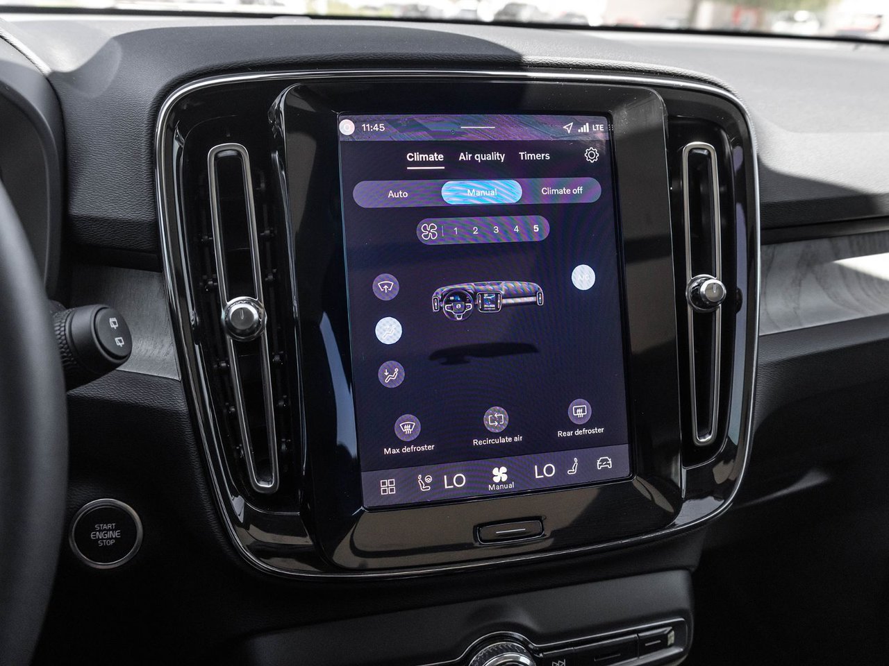 2026 Volvo XC40 Plus Dark Theme-18