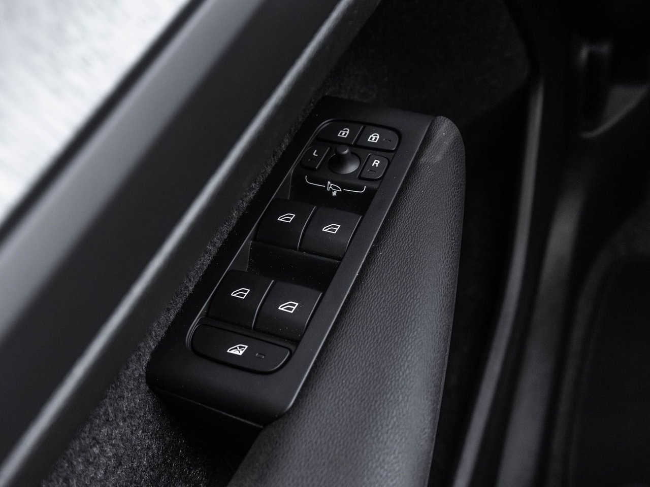 2026 Volvo XC40 Plus Dark Theme-14
