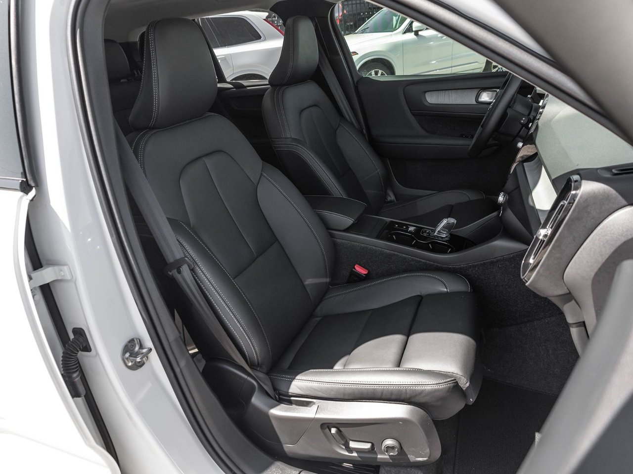2026 Volvo XC40 Plus Dark Theme-22