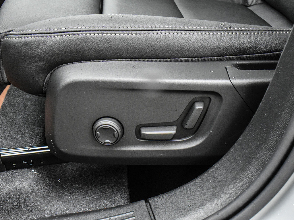 2026 Volvo XC40 Plus Dark Theme-15