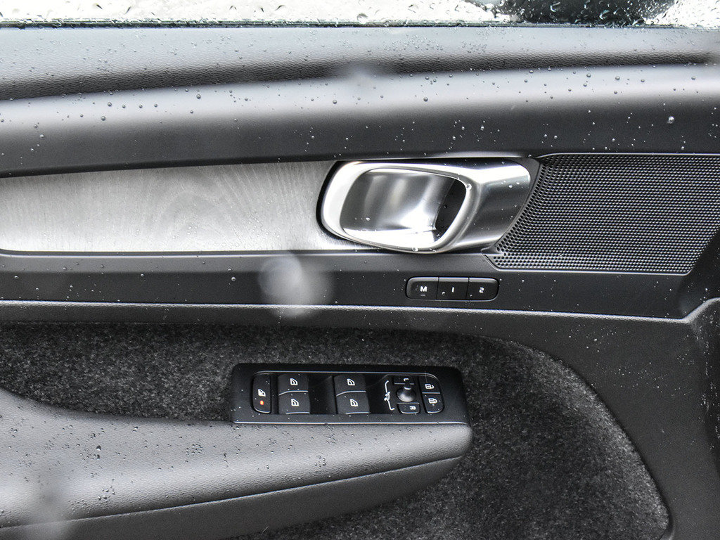 2026 Volvo XC40 Plus Dark Theme-11