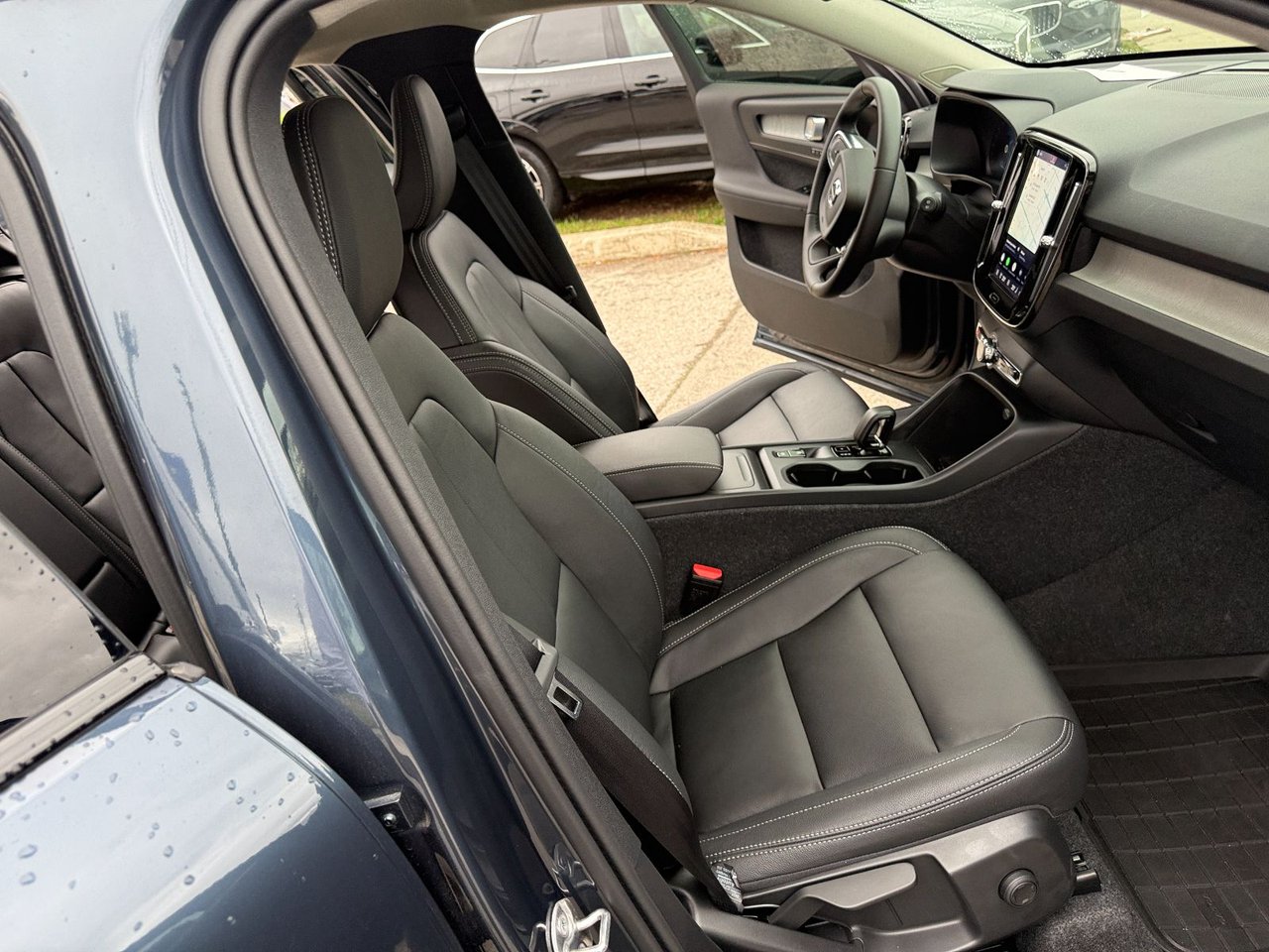 2026 Volvo XC40 Core (Dark Theme)-19