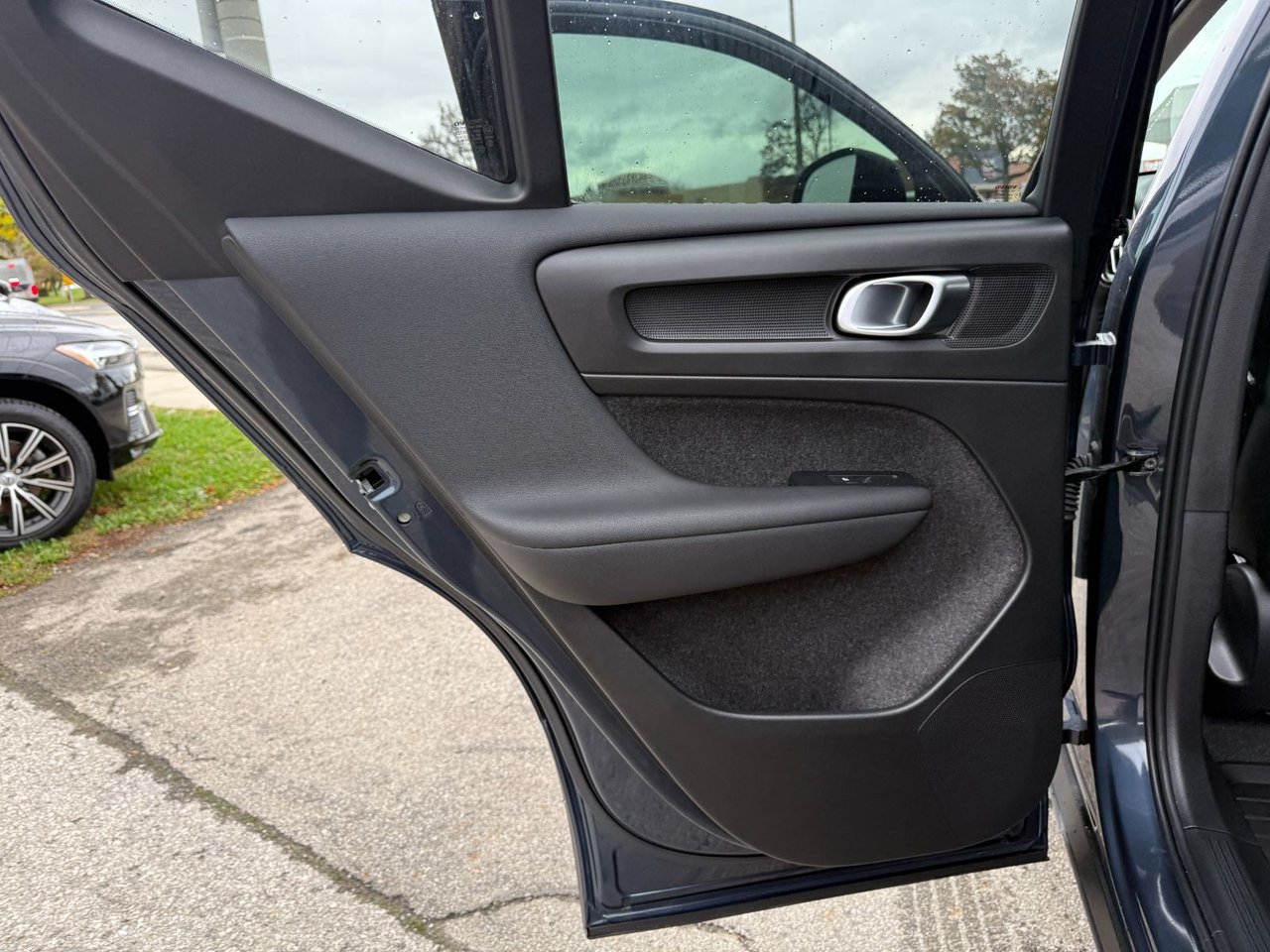 2026 Volvo XC40 Core (Dark Theme)-22
