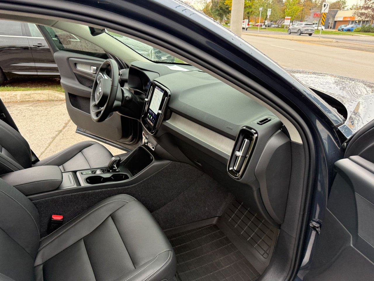2026 Volvo XC40 Core (Dark Theme)-18