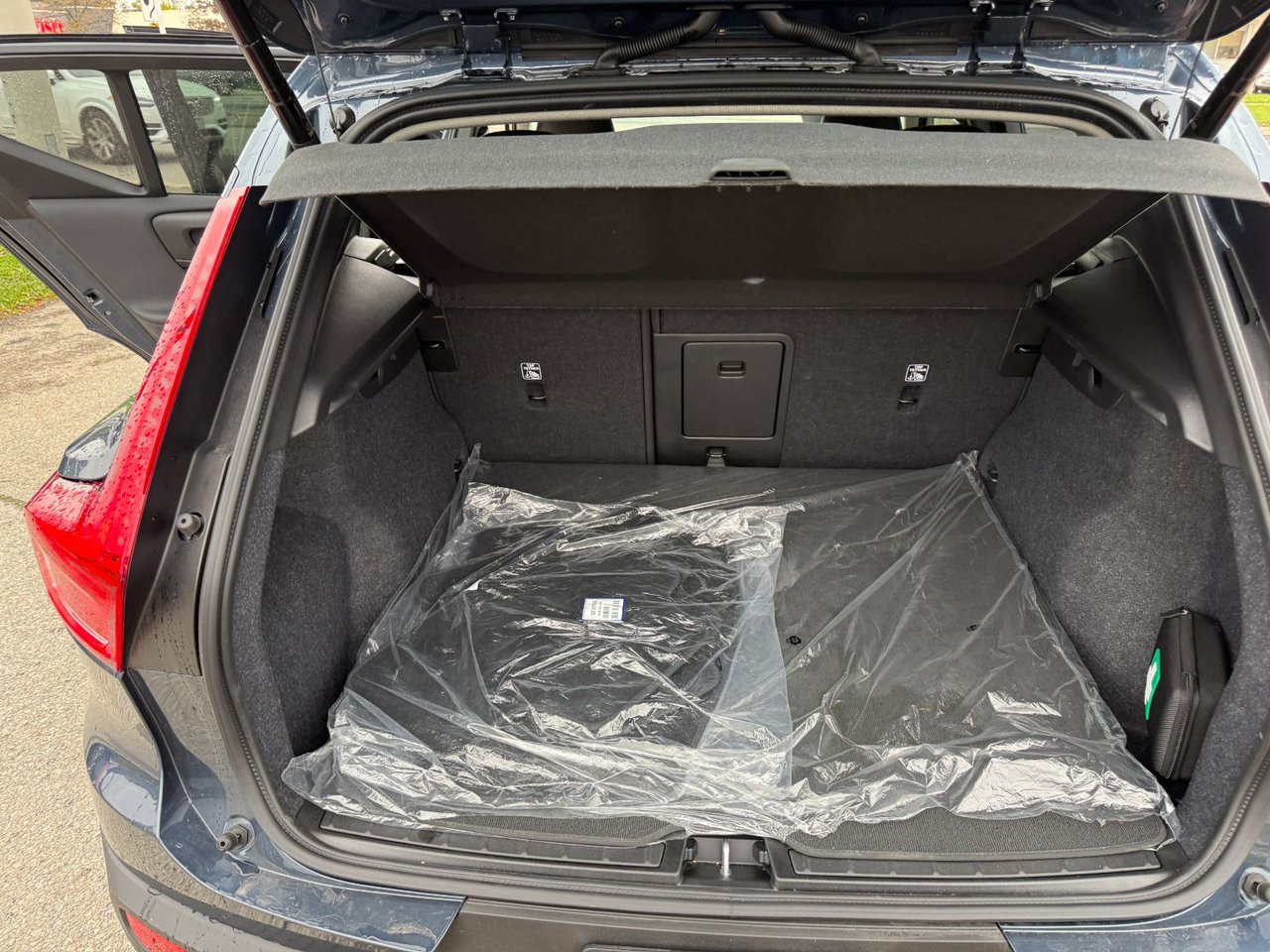 2026 Volvo XC40 Core (Dark Theme)-16