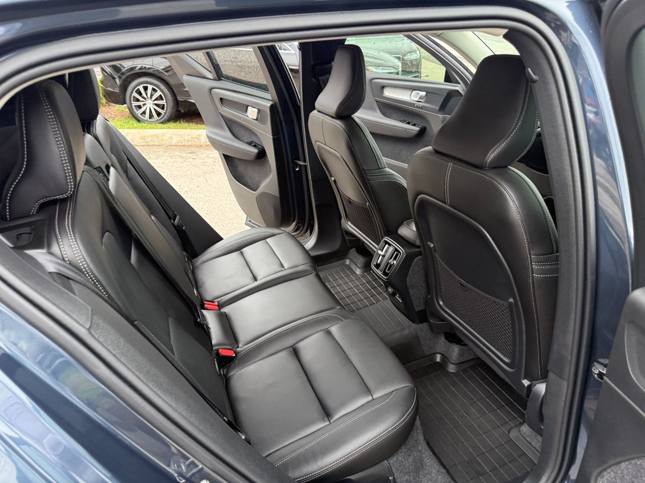 2026 Volvo XC40 Core (Dark Theme)-17