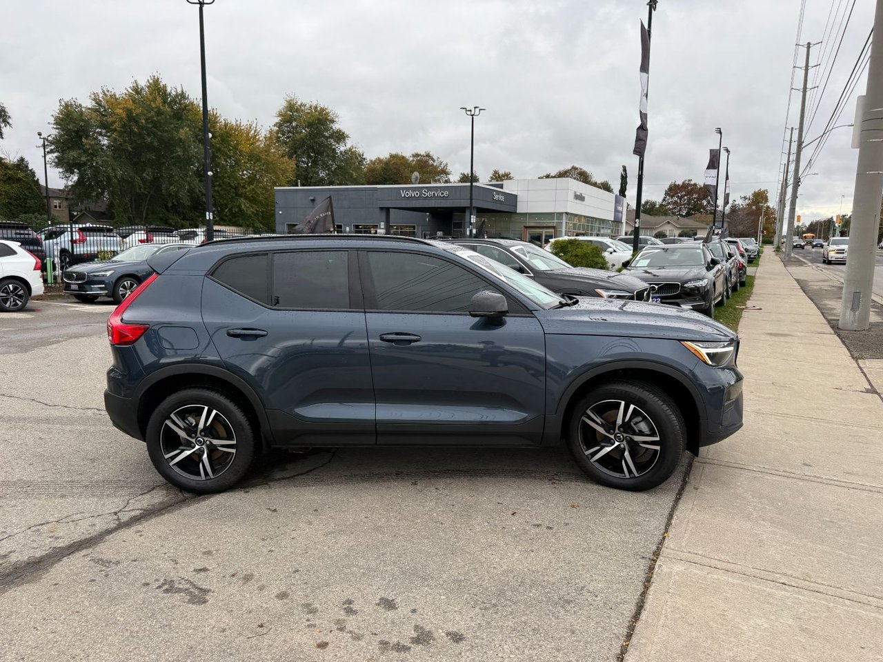 2026 Volvo XC40 Core (Dark Theme)-8