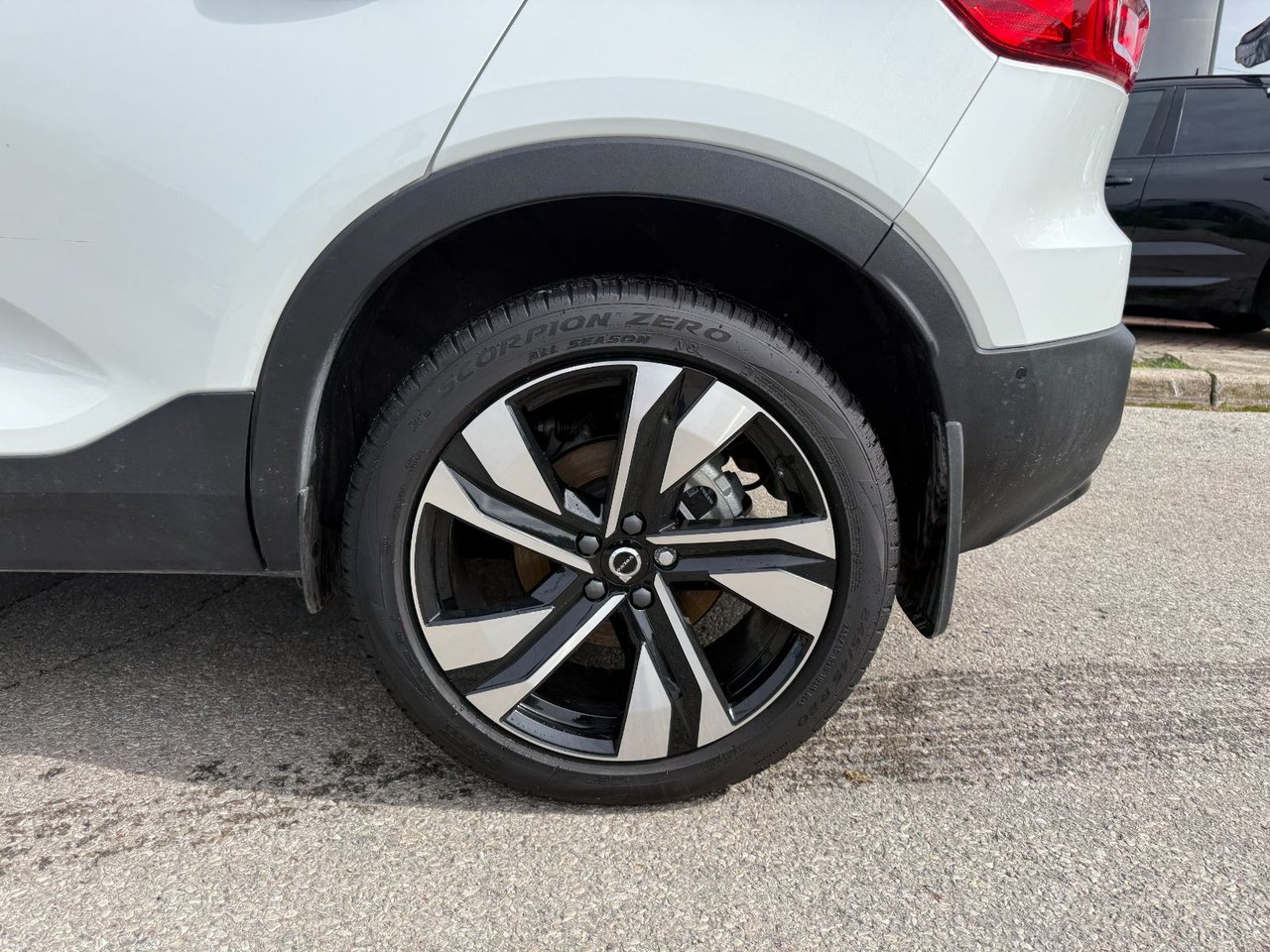 2026 Volvo XC40 Plus (Dark Theme)-25