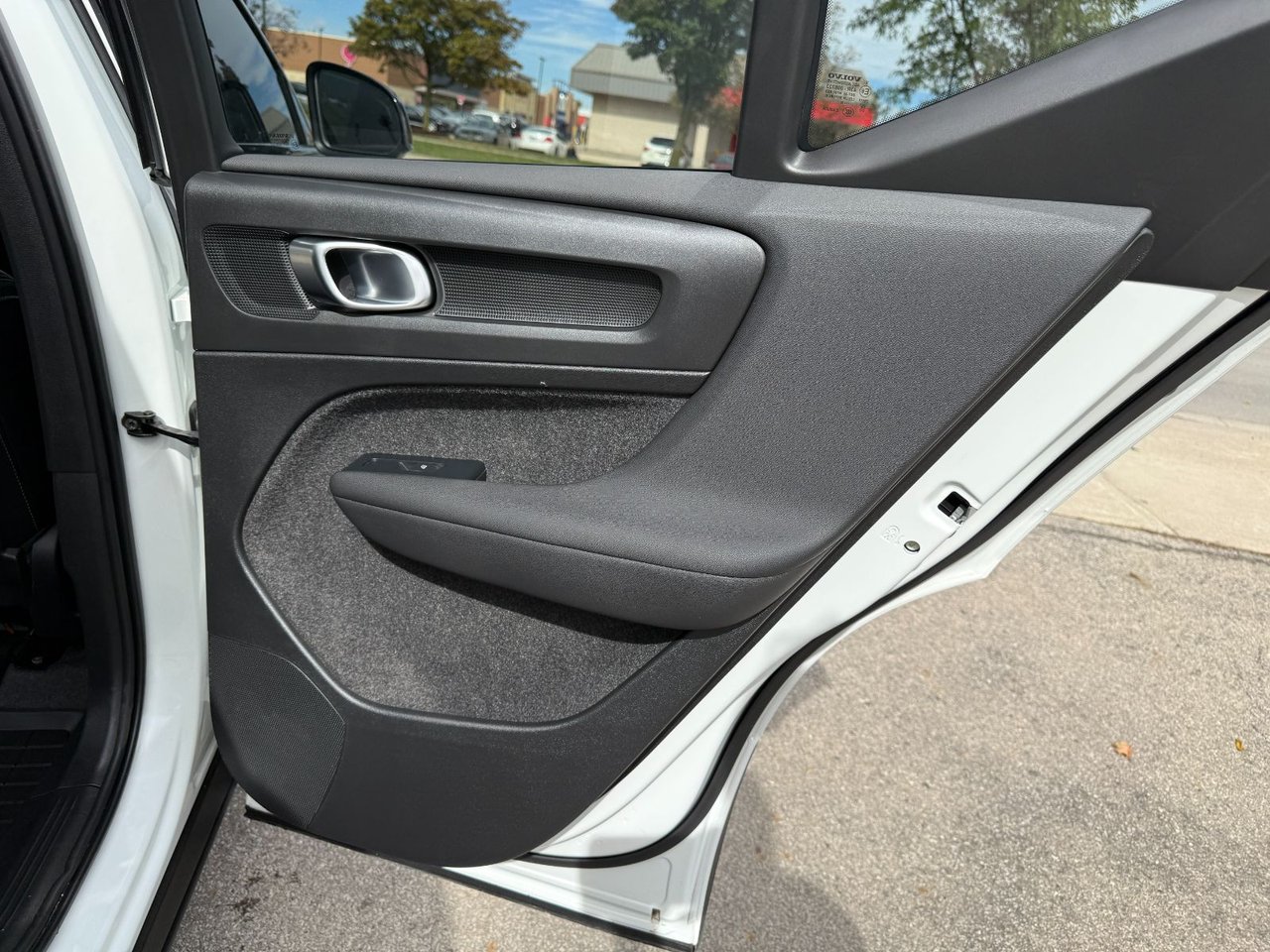 2026 Volvo XC40 Plus (Dark Theme)-19