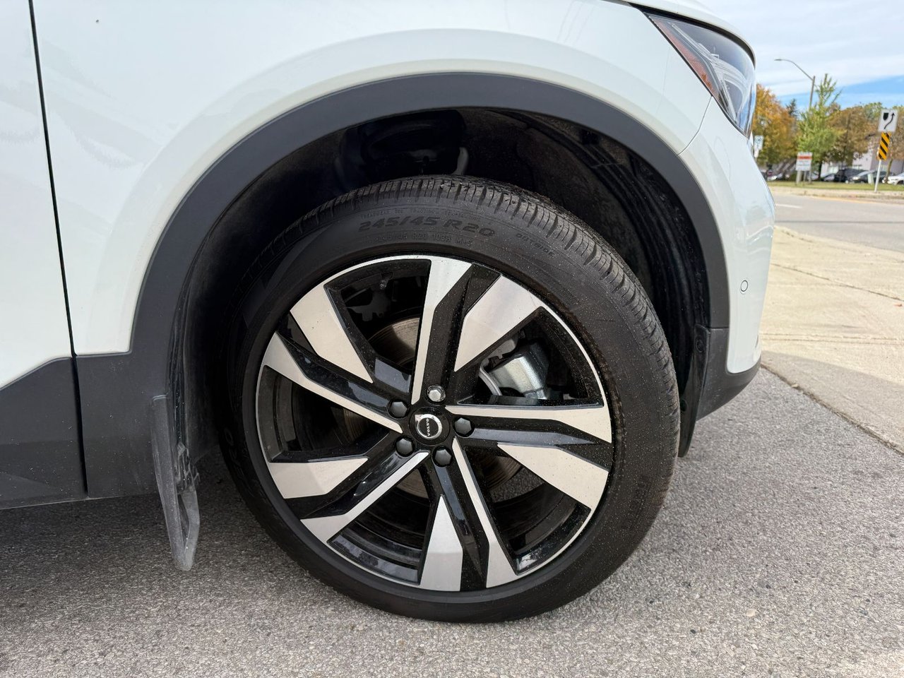2026 Volvo XC40 Plus (Dark Theme)-22