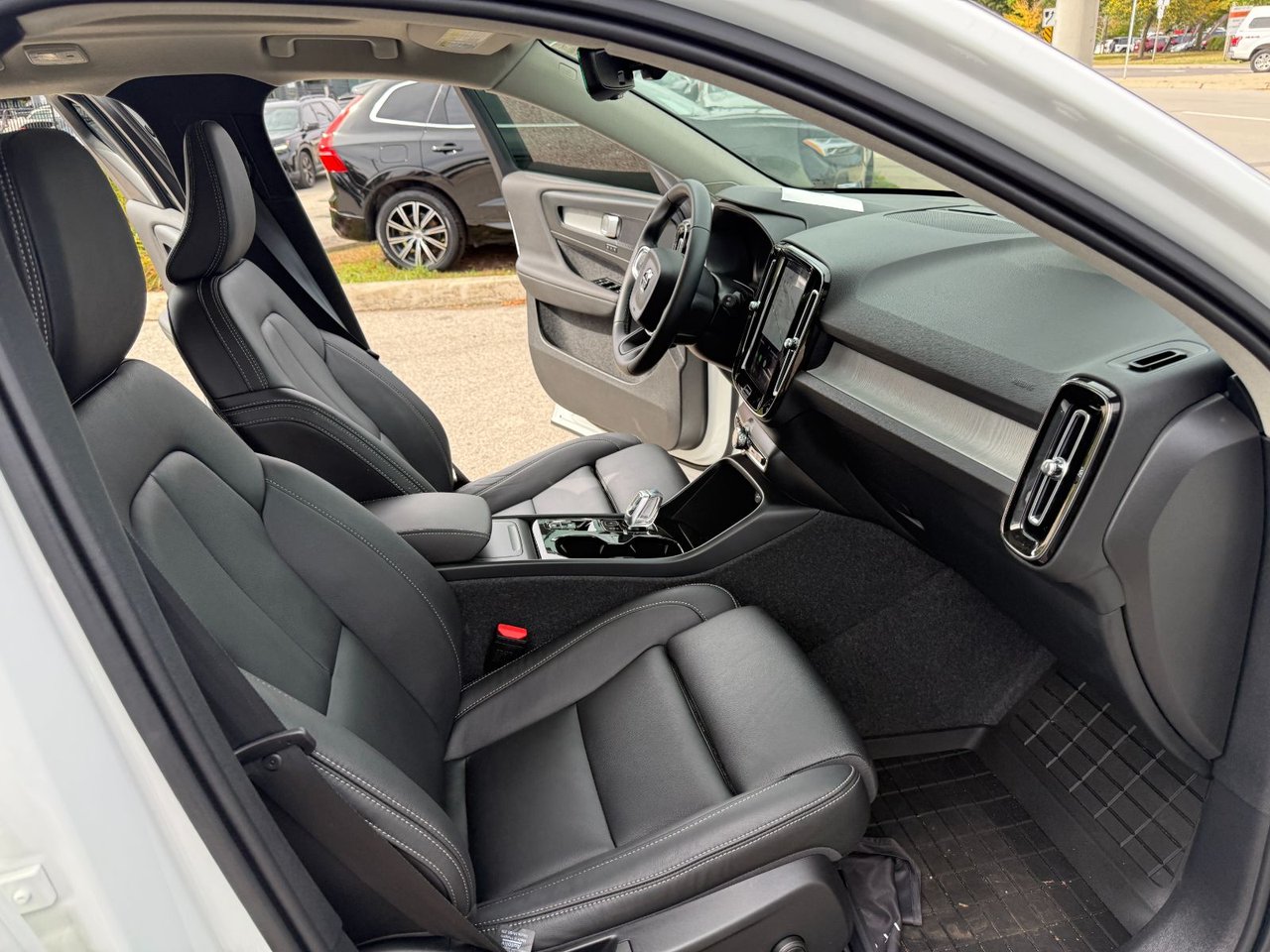 2026 Volvo XC40 Plus (Dark Theme)-17