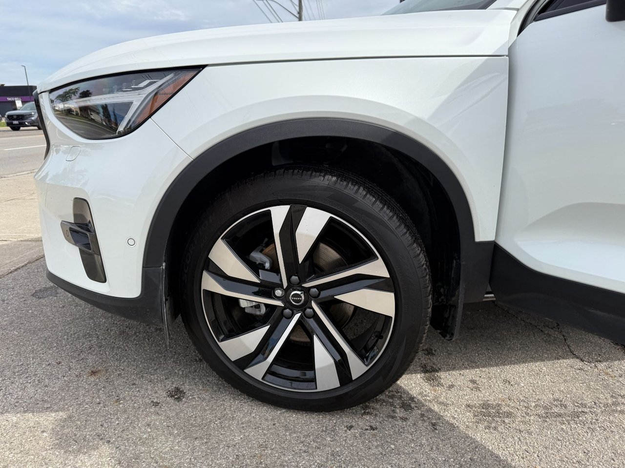 2026 Volvo XC40 Plus (Dark Theme)-26