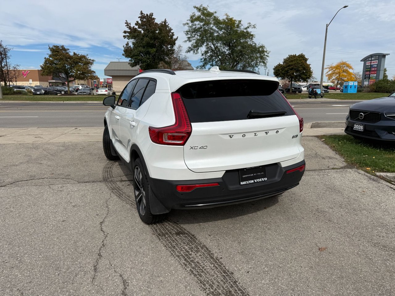 2026 Volvo XC40 Plus (Dark Theme)-10