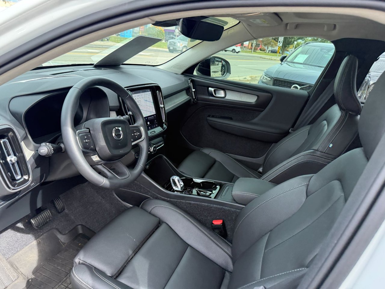 2026 Volvo XC40 Plus (Dark Theme)-27