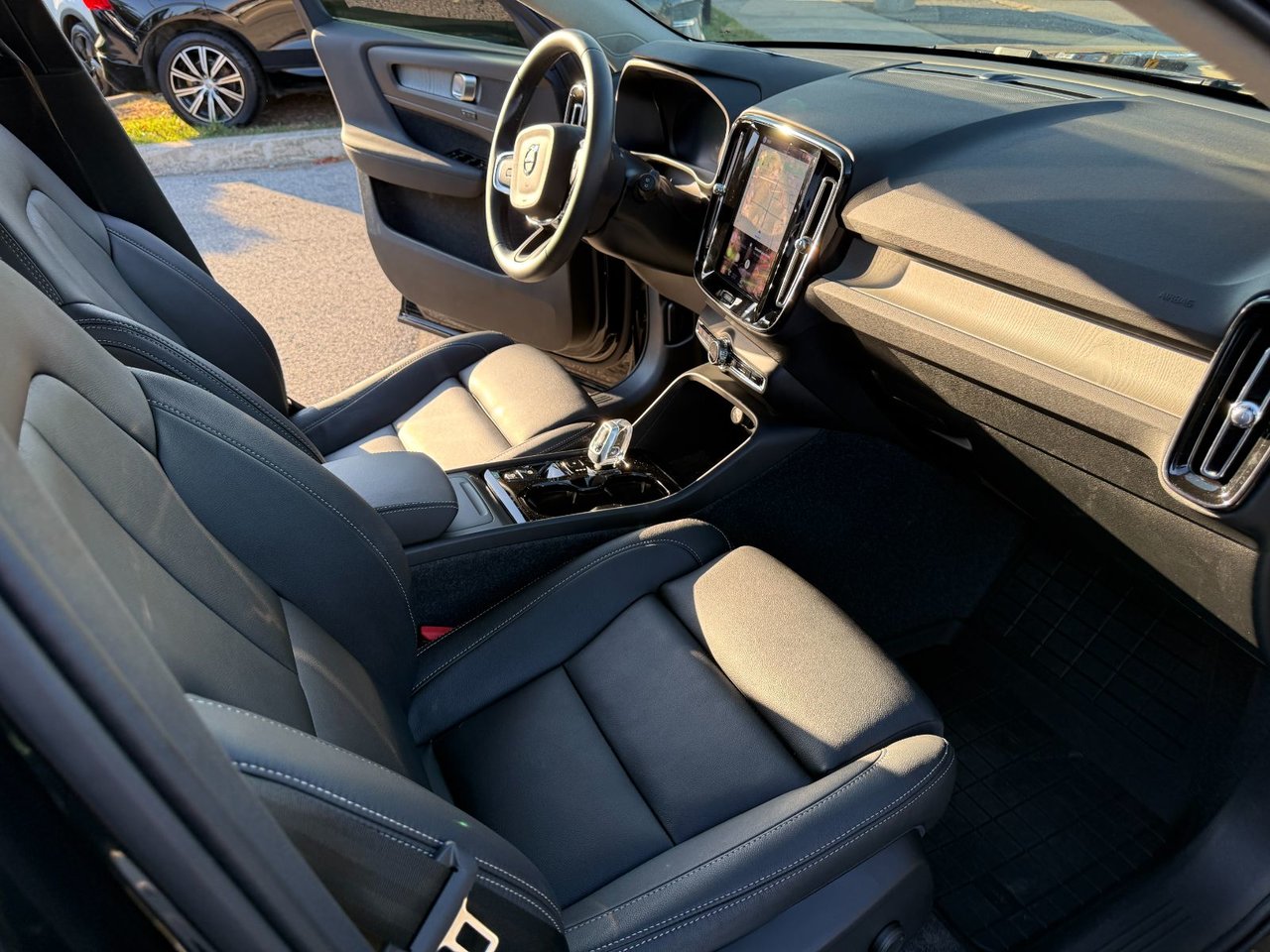 2026 Volvo XC40 Plus (Dark Theme)-17