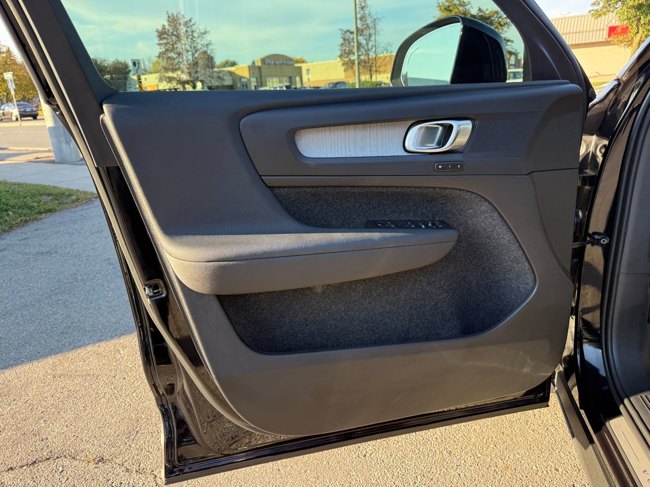 2026 Volvo XC40 Plus (Dark Theme)-21