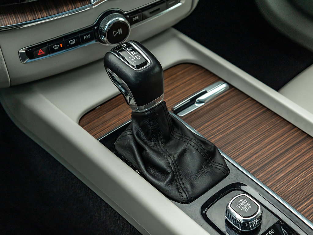 2021 Volvo XC60 Momentum-17