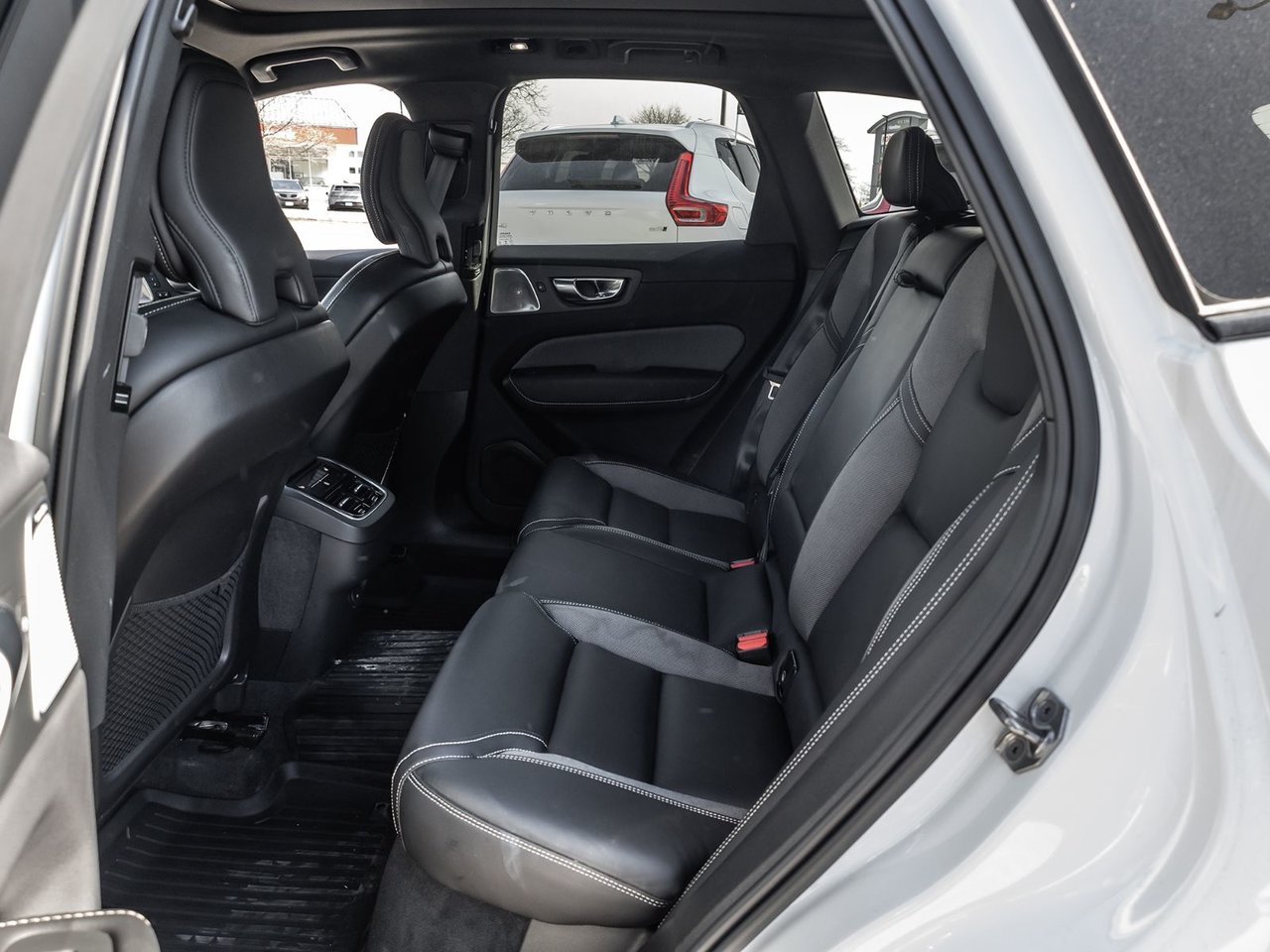 2022 Volvo XC60 R-Design-25