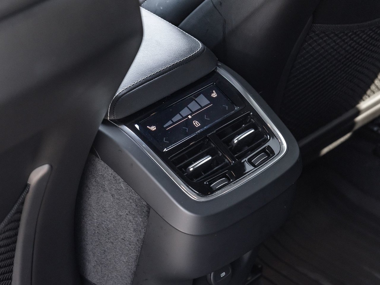 2022 Volvo XC60 R-Design-26