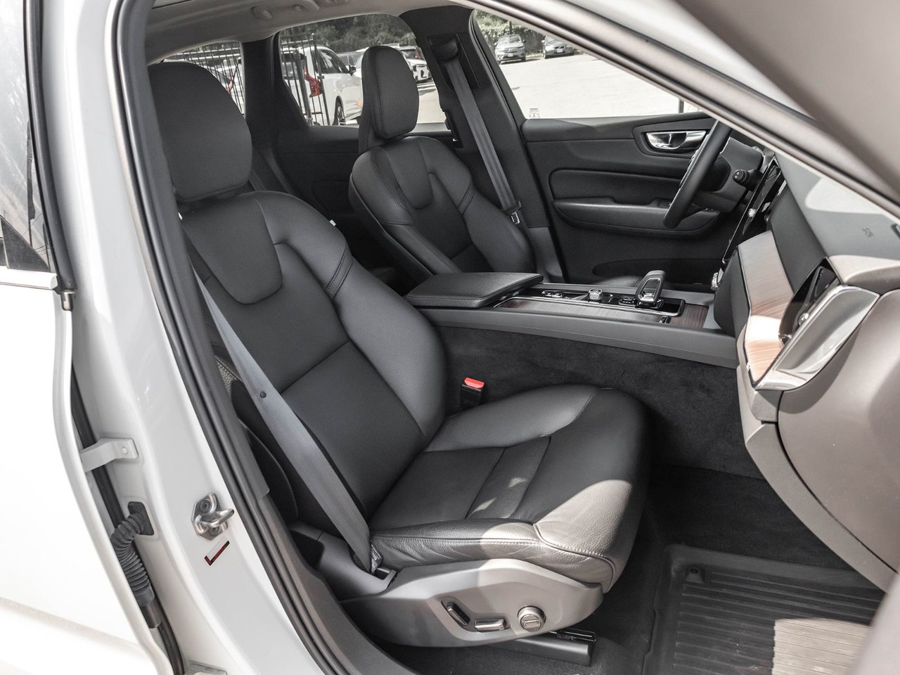 2022 Volvo XC60 Momentum-25