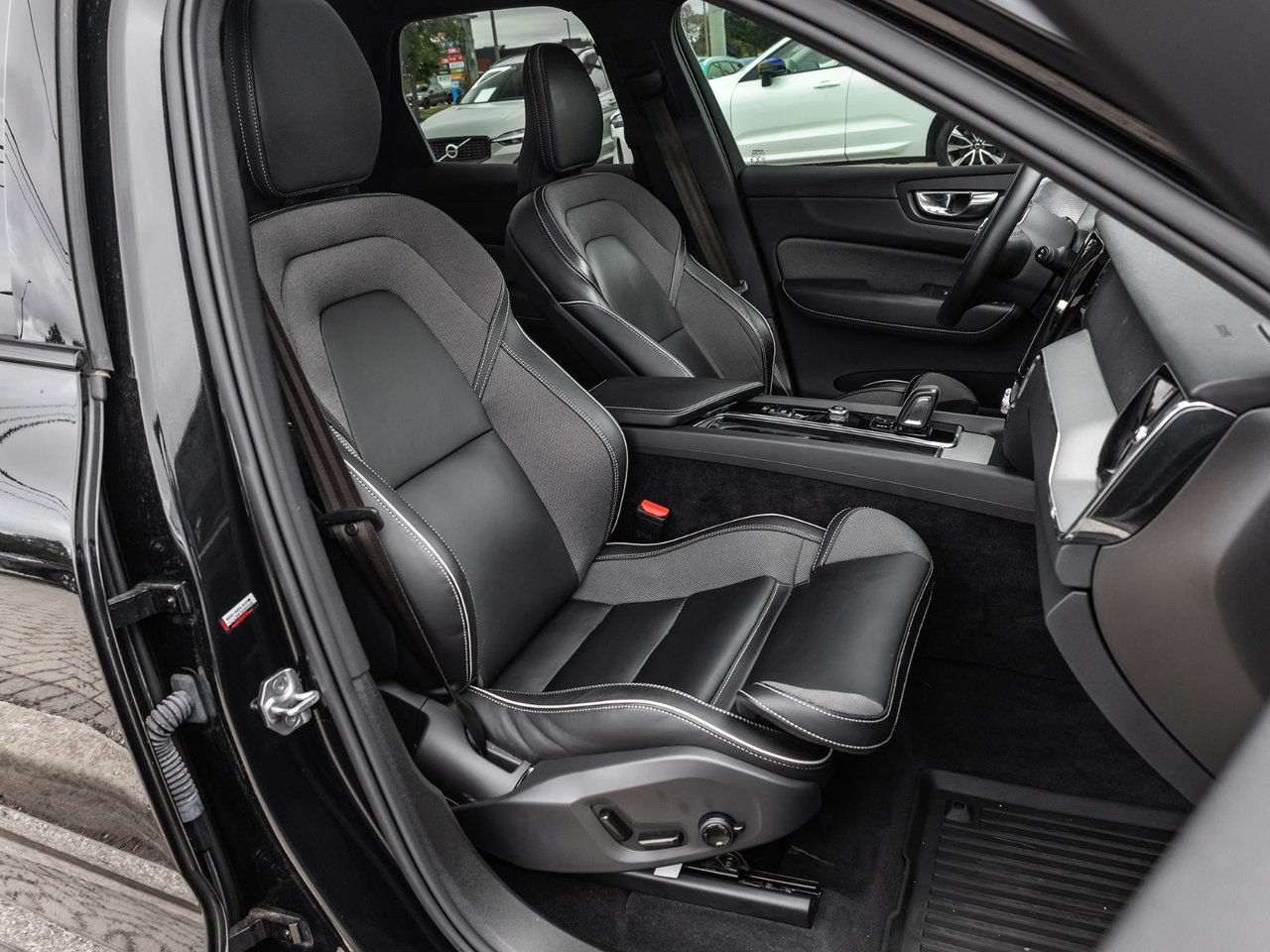 2022 Volvo XC60 R-Design-27