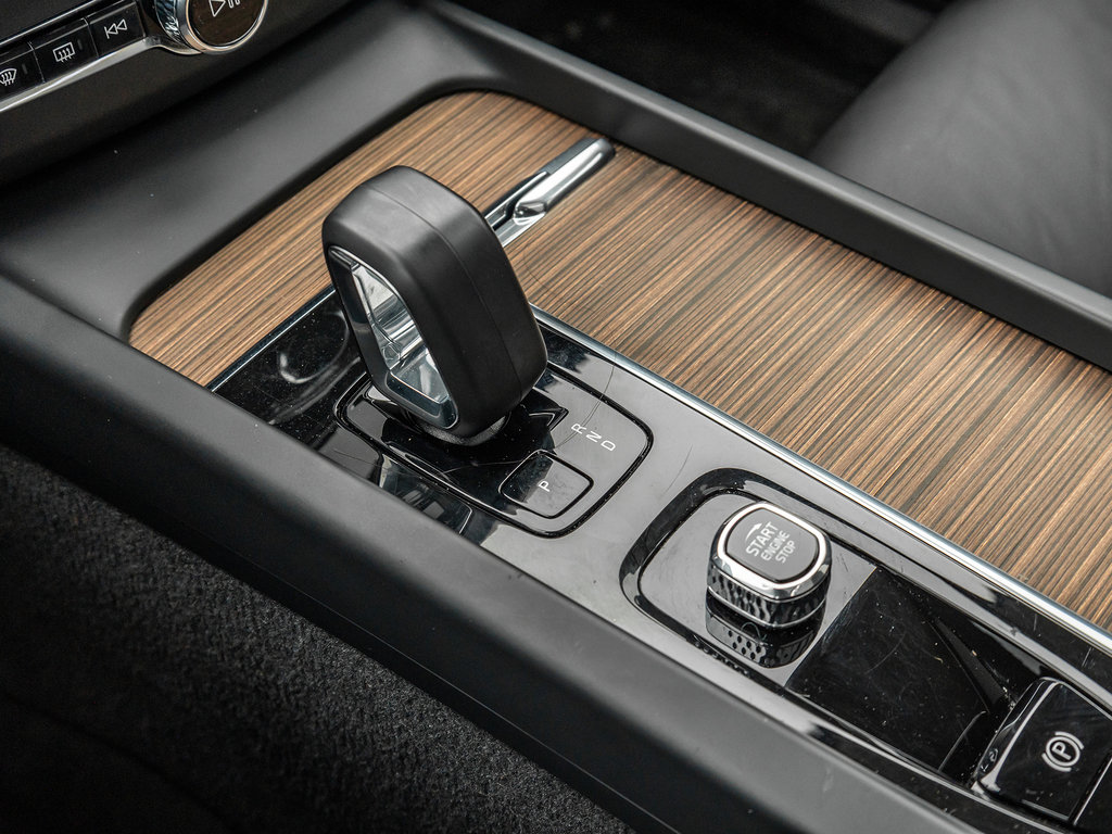 2023 Volvo XC60 Plus Dark Theme-16