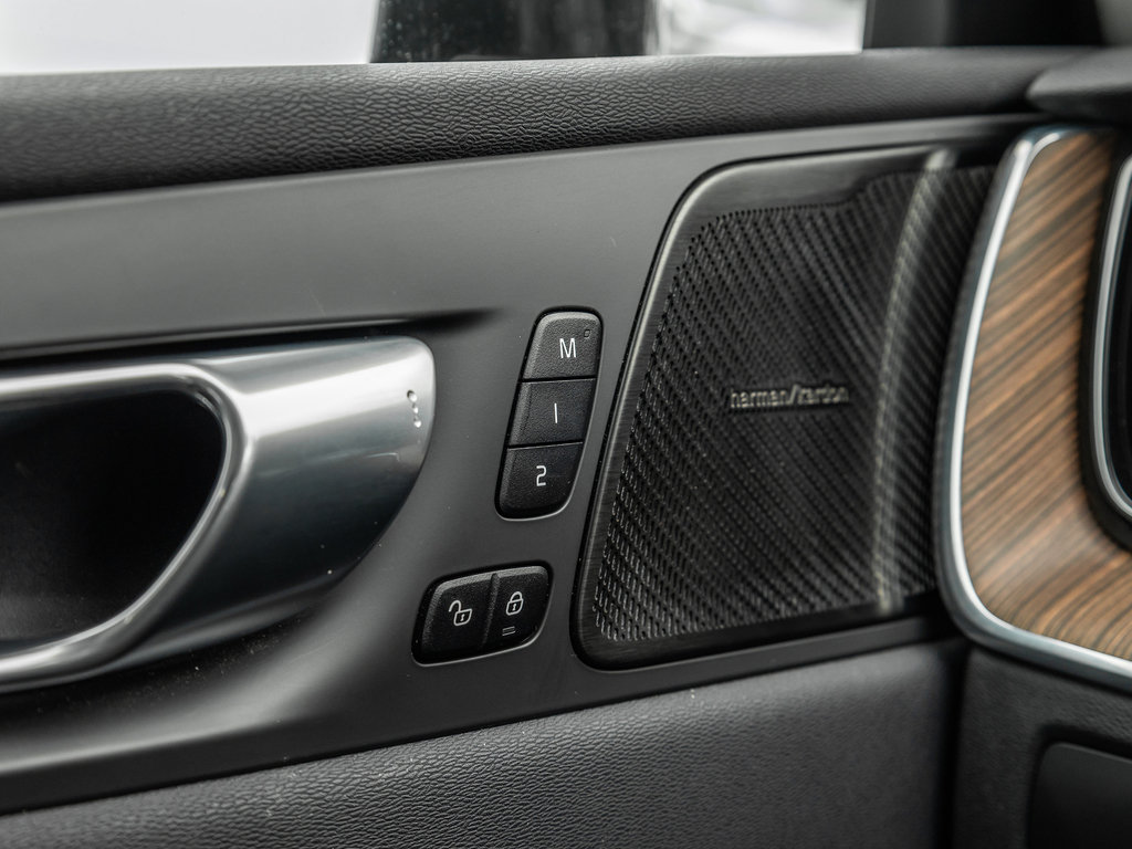 2023 Volvo XC60 Plus Dark Theme-15