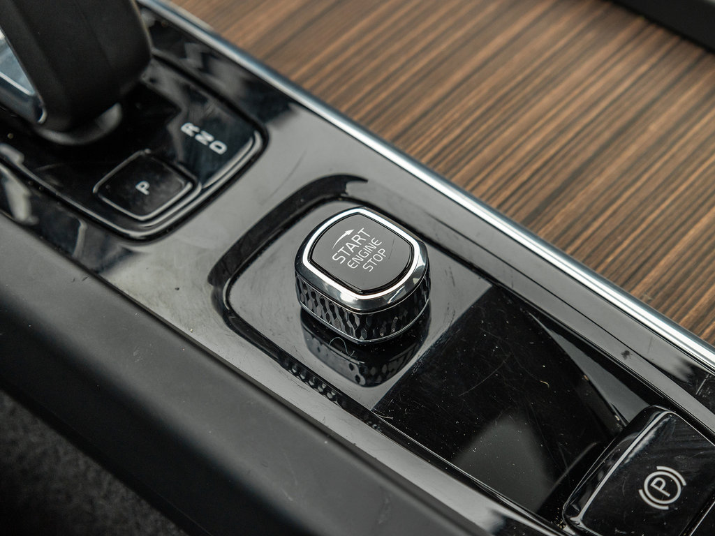 2023 Volvo XC60 Plus Dark Theme-17