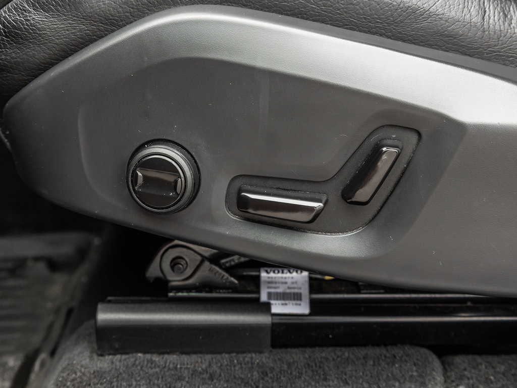 2023 Volvo XC60 Plus Dark Theme-14