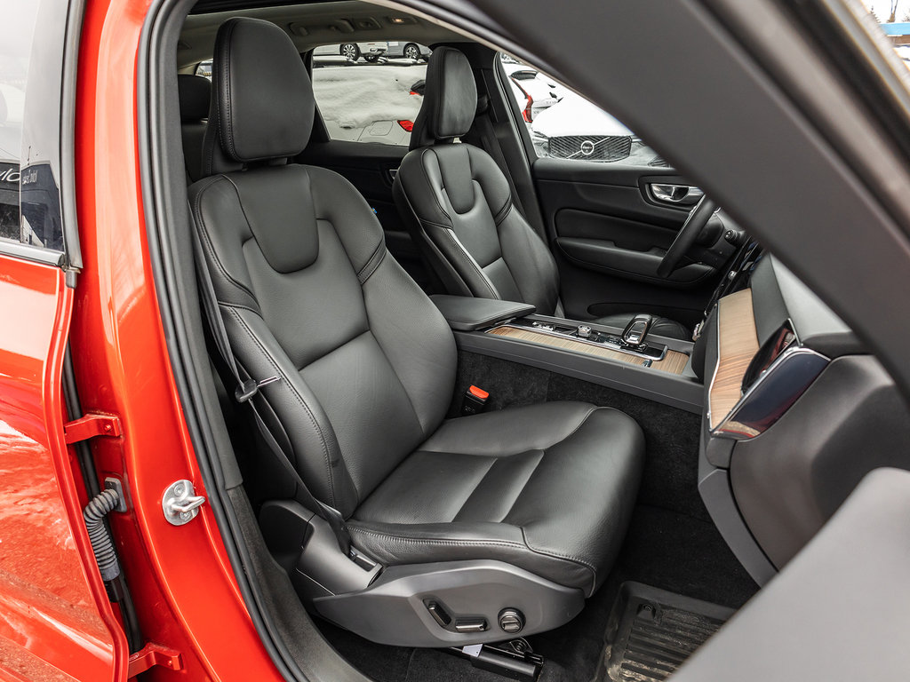 2023 Volvo XC60 Plus Dark Theme-22