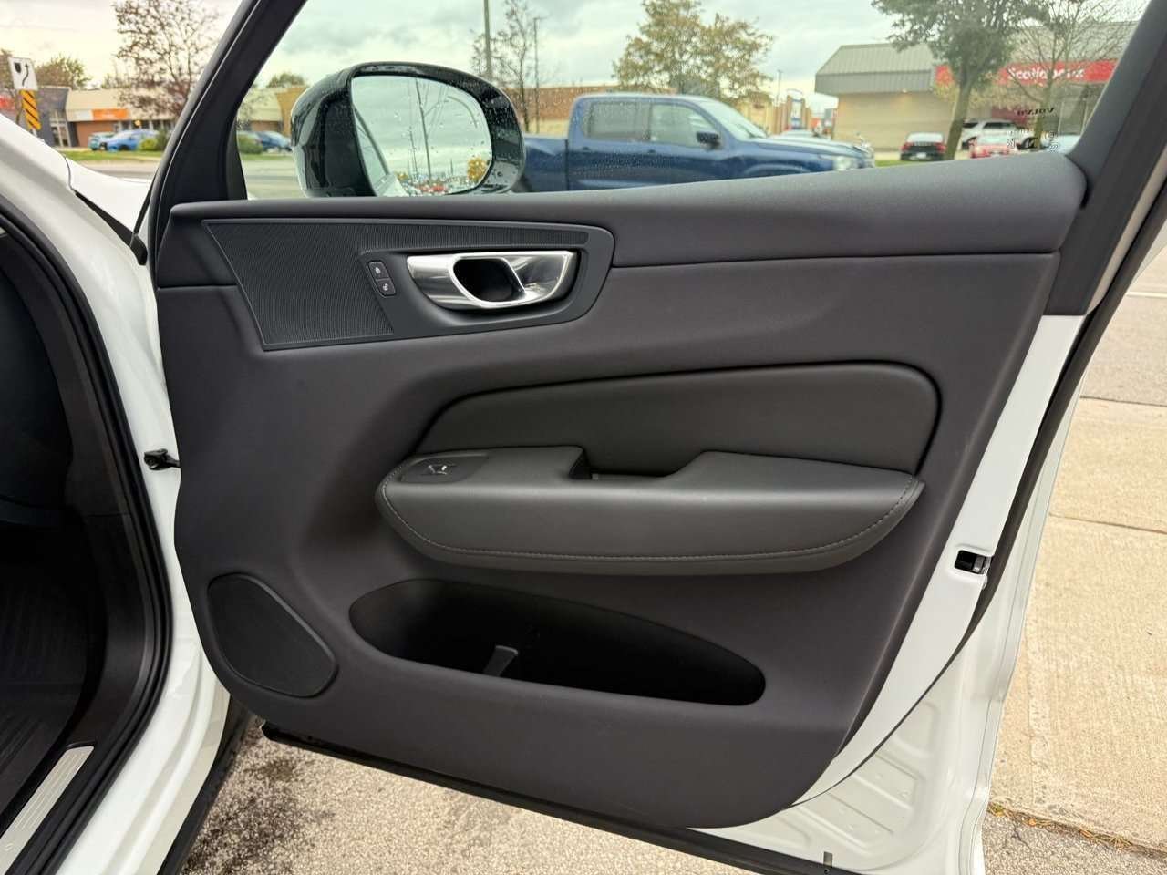 2024 Volvo XC60 Plus Dark Theme-20