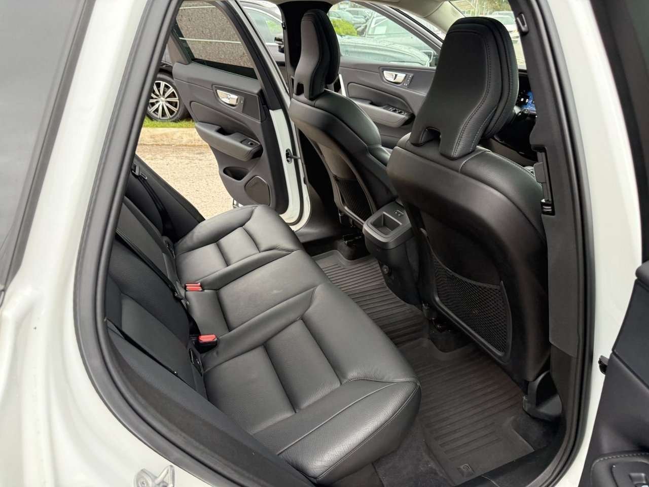 2024 Volvo XC60 Plus Dark Theme-17