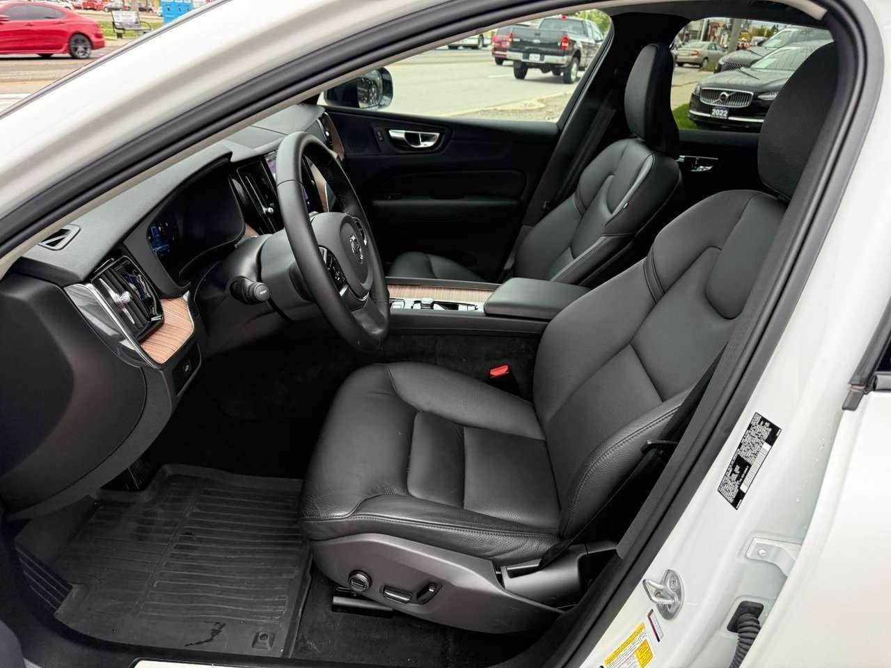 2024 Volvo XC60 Plus Dark Theme-14