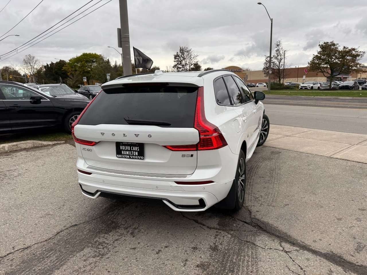 2024 Volvo XC60 Plus Dark Theme-10